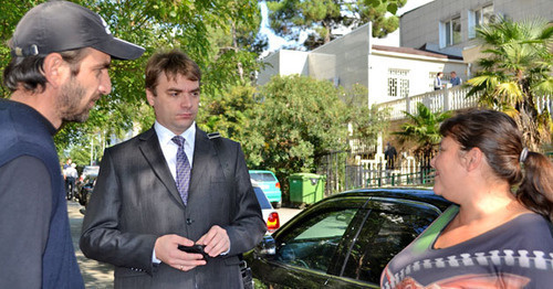Mardiros Demerchyan and his wife talking to their advocate Alexander Popkov (in the centre). Photo by Svetlana Kravchenko for the ‘Caucasian Knot’. Mardiros Demerchyan and his wife talking to their advocate Alexander Popkov (in the centre). Photo by Svetlana Kravchenko for the ‘Caucasian Knot’.