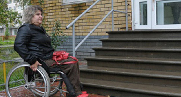 A wheelchair invalid near the hard-to-reach stairway. Photo by Nikolai Bravilov, http://bezformata.ru/content/Images/000/023/943/image23943730.jpg A wheelchair invalid near the hard-to-reach stairway. Photo by Nikolai Bravilov, http://bezformata.ru/content/Images/000/023/943/image23943730.jpg