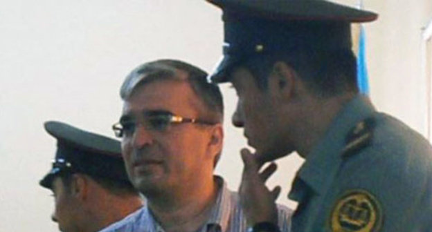 Ilgar Mamedov, the leader of the Azerbaijani civil movement "Republican Alternative" with the escort, September 20, 2013. Photo http://www.radioazadlyg.ru/ Ilgar Mamedov, the leader of the Azerbaijani civil movement "Republican Alternative" with the escort, September 20, 2013. Photo http://www.radioazadlyg.ru/