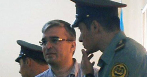 Ilgar Mamedov, the leader of the Azerbaijani civil movement "Republican Alternative" with the escort, September 20, 2013. Photo http://www.radioazadlyg.ru/ Ilgar Mamedov, the leader of the Azerbaijani civil movement "Republican Alternative" with the escort, September 20, 2013. Photo http://www.radioazadlyg.ru/