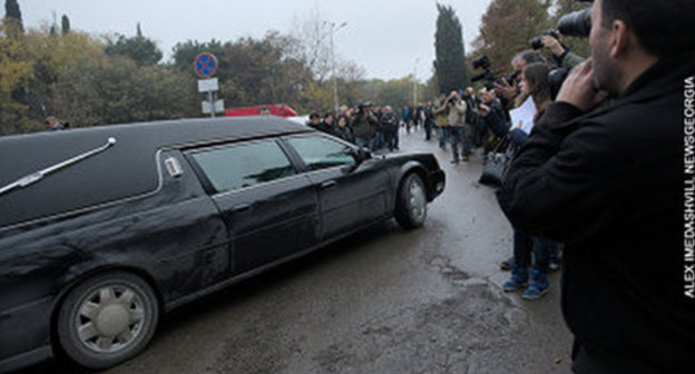 The funeral procession of Kakha Bendukidze. Photo: Alexander Imedashvili, NEWSGEORGIA http://newsgeorgia.ru/images/21715/24/217152401.jpg The funeral procession of Kakha Bendukidze. Photo: Alexander Imedashvili, NEWSGEORGIA http://newsgeorgia.ru/images/21715/24/217152401.jpg