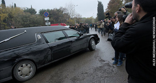 The funeral procession of Kakha Bendukidze. Photo: Alexander Imedashvili, NEWSGEORGIA http://newsgeorgia.ru/images/21715/24/217152401.jpg The funeral procession of Kakha Bendukidze. Photo: Alexander Imedashvili, NEWSGEORGIA http://newsgeorgia.ru/images/21715/24/217152401.jpg