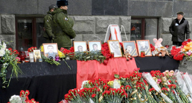 Photos of Volgograd terror attack victims and flowers at the building of railway station. Volgograd, January 1, 2014. Photo by Tatiana Filimonova for the ‘Caucasian Knot’. Photos of Volgograd terror attack victims and flowers at the building of railway station. Volgograd, January 1, 2014. Photo by Tatiana Filimonova for the ‘Caucasian Knot’.