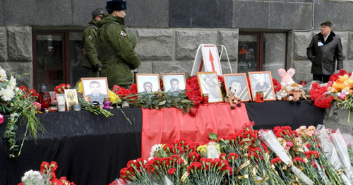 Photos of Volgograd terror attack victims and flowers at the building of railway station. Volgograd, January 1, 2014. Photo by Tatiana Filimonova for the ‘Caucasian Knot’. Photos of Volgograd terror attack victims and flowers at the building of railway station. Volgograd, January 1, 2014. Photo by Tatiana Filimonova for the ‘Caucasian Knot’.