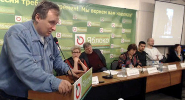 Alexander Cherkasov speaking at the conference "War in Chechnya: Political Mistakes and War Crimes". Moscow, November 28, 2014. Photo: http://www.yabloko.ru/2014/11/28_0 Alexander Cherkasov speaking at the conference "War in Chechnya: Political Mistakes and War Crimes". Moscow, November 28, 2014. Photo: http://www.yabloko.ru/2014/11/28_0