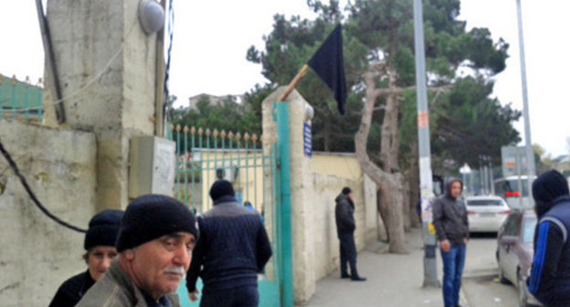 Near the gates of the mosque in Baku settlement of Garachukhur. November 26, 2014. Photo: Information Agency 'Vesti.az' http://vesti.az/news/227214#ad-image-2 Near the gates of the mosque in Baku settlement of Garachukhur. November 26, 2014. Photo: Information Agency 'Vesti.az' http://vesti.az/news/227214#ad-image-2