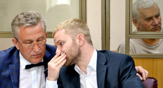 Vladimir Postanyuk, an Amirov's advocate (to the left), at the court session, Said Amirov is to the right. Photo by Oleg Pchelov for the "Caucasian Knot" Vladimir Postanyuk, an Amirov's advocate (to the left), at the court session, Said Amirov is to the right. Photo by Oleg Pchelov for the "Caucasian Knot"