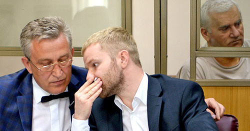 Vladimir Postanyuk, an Amirov's advocate (to the left), at the court session, Said Amirov is to the right. Photo by Oleg Pchelov for the "Caucasian Knot" Vladimir Postanyuk, an Amirov's advocate (to the left), at the court session, Said Amirov is to the right. Photo by Oleg Pchelov for the "Caucasian Knot"