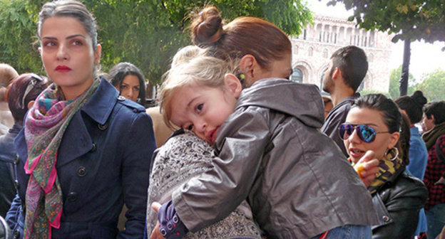 Participants of the rally against the new legislation on maternity benefits in front of the Government building. October 23, Yerevan. Photo by Armine Martirosyan for the "Caucasian Knot" Participants of the rally against the new legislation on maternity benefits in front of the Government building. October 23, Yerevan. Photo by Armine Martirosyan for the "Caucasian Knot"