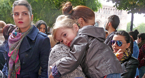 Participants of the rally against the new legislation on maternity benefits in front of the Government building. October 23, Yerevan. Photo by Armine Martirosyan for the "Caucasian Knot" Participants of the rally against the new legislation on maternity benefits in front of the Government building. October 23, Yerevan. Photo by Armine Martirosyan for the "Caucasian Knot"