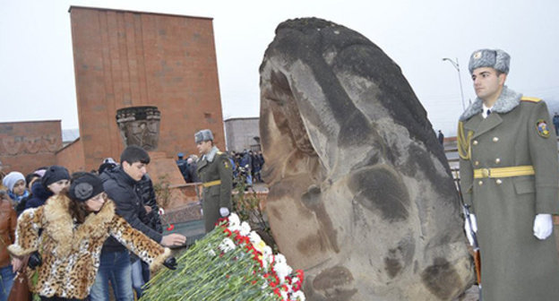 Wreath laying, Nagorno-Karabakh Republic. Photo by Alvard Grigoryan for the ‘Caucasian Knot’. Wreath laying, Nagorno-Karabakh Republic. Photo by Alvard Grigoryan for the ‘Caucasian Knot’.