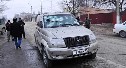 Evacuation of the car damaged during the militants’ attack on Grozny. Photo: http://nac.gov.ru/files/8414.jpg Evacuation of the car damaged during the militants’ attack on Grozny. Photo: http://nac.gov.ru/files/8414.jpg
