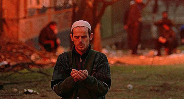Chechen resident in praying, January 1995. Photo by Michael Evstafiev, https://upload.wikimedia.org/wikipedia/commons/thumb/7/7b/Evstafiev-chechnya-prayer3.jpg/640px-Evstafiev-chechnya-prayer3.jpg Chechen resident in praying, January 1995. Photo by Michael Evstafiev, https://upload.wikimedia.org/wikipedia/commons/thumb/7/7b/Evstafiev-chechnya-prayer3.jpg/640px-Evstafiev-chechnya-prayer3.jpg