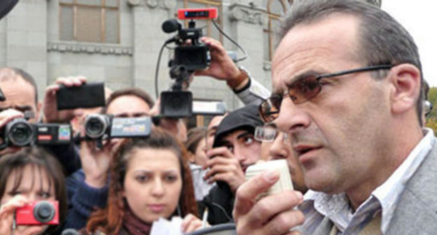 Arthur Sakunts at the protest action in support of the prisoners after the clashes with the police on November 5. Yerevan, November 5, 2013. Photo by Armine Martorosyan for the "Caucasian Knot" Arthur Sakunts at the protest action in support of the prisoners after the clashes with the police on November 5. Yerevan, November 5, 2013. Photo by Armine Martorosyan for the "Caucasian Knot"