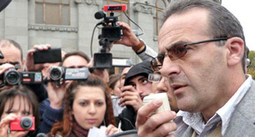 Arthur Sakunts at the protest action in support of the prisoners after the clashes with the police on November 5. Yerevan, November 5, 2013. Photo by Armine Martorosyan for the "Caucasian Knot" Arthur Sakunts at the protest action in support of the prisoners after the clashes with the police on November 5. Yerevan, November 5, 2013. Photo by Armine Martorosyan for the "Caucasian Knot"