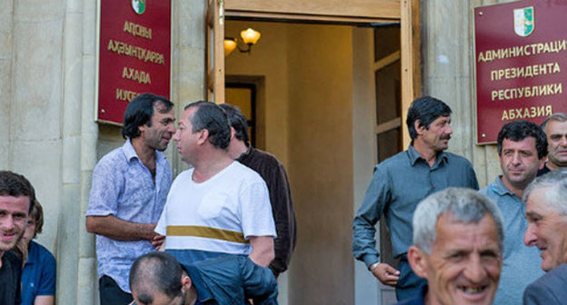 Participants of the opposition's protest action at the Government building of the Republic of Abkhazia. Photo: Nina Zotina and Natalya Evsikova http://www.yuga.ru/ Participants of the opposition's protest action at the Government building of the Republic of Abkhazia. Photo: Nina Zotina and Natalya Evsikova http://www.yuga.ru/