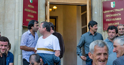 Participants of the opposition's protest action at the Government building of the Republic of Abkhazia. Photo: Nina Zotina and Natalya Evsikova http://www.yuga.ru/ Participants of the opposition's protest action at the Government building of the Republic of Abkhazia. Photo: Nina Zotina and Natalya Evsikova http://www.yuga.ru/