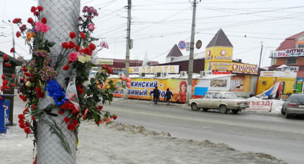 Flowers on a street lamp in Kachintsev street, where the trolley-bus was blown up on December 30, 2013. Volgograd, January 1, 2014. Photo by Tatyana Filimonova for the "Caucasian Knot" Flowers on a street lamp in Kachintsev street, where the trolley-bus was blown up on December 30, 2013. Volgograd, January 1, 2014. Photo by Tatyana Filimonova for the "Caucasian Knot"