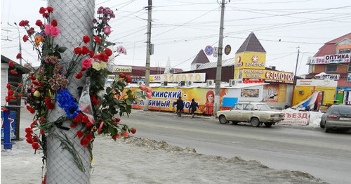 Flowers on a street lamp in Kachintsev street, where the trolley-bus was blown up on December 30, 2013. Volgograd, January 1, 2014. Photo by Tatyana Filimonova for the "Caucasian Knot" Flowers on a street lamp in Kachintsev street, where the trolley-bus was blown up on December 30, 2013. Volgograd, January 1, 2014. Photo by Tatyana Filimonova for the "Caucasian Knot"
