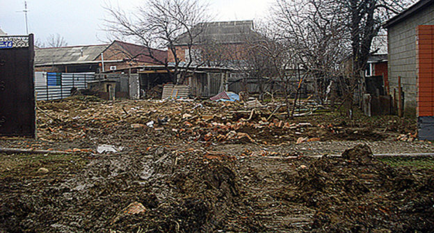 At the place of a demolished house owned by family of the militants. http://www.memo.ru/uploads/files/1579.jpg
At the place of a demolished house owned by family of the militants. http://www.memo.ru/uploads/files/1579.jpg