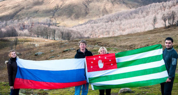 Flags of Russia and Abkhazia. Photo by Elena Sineok, ЮГА.ру Flags of Russia and Abkhazia. Photo by Elena Sineok, ЮГА.ру