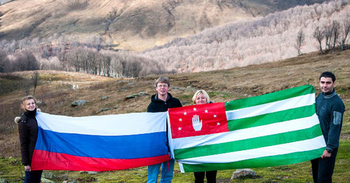 Flags of Russia and Abkhazia. Photo by Elena Sineok, ЮГА.ру Flags of Russia and Abkhazia. Photo by Elena Sineok, ЮГА.ру