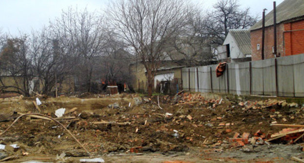 At the site of the burned down house of the militant’s family. Gudermes District of Chechnya, December 2014. Photo: http://www.memo.ru/uploads/files/1579.jpg" class="main_article_image At the site of the burned down house of the militant’s family. Gudermes District of Chechnya, December 2014. Photo: http://www.memo.ru/uploads/files/1579.jpg" class="main_article_image