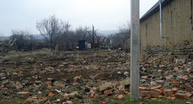 At the site of demolished house which belonged to the militant’s family. Photo: http://www.memo.ru/uploads/files/1594.jpg At the site of demolished house which belonged to the militant’s family. Photo: http://www.memo.ru/uploads/files/1594.jpg