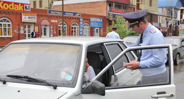 Law enforcement officer checking documents. Photo: MIA of Ingushetia, http://06.mvd.ru Law enforcement officer checking documents. Photo: MIA of Ingushetia, http://06.mvd.ru