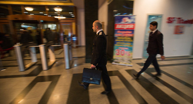Police officers during the search in the Baku office of the Azerbaijani Service of Radio Liberty. Photo by the ‘Caucasian Knot’ correspondent. Police officers during the search in the Baku office of the Azerbaijani Service of Radio Liberty. Photo by the ‘Caucasian Knot’ correspondent.