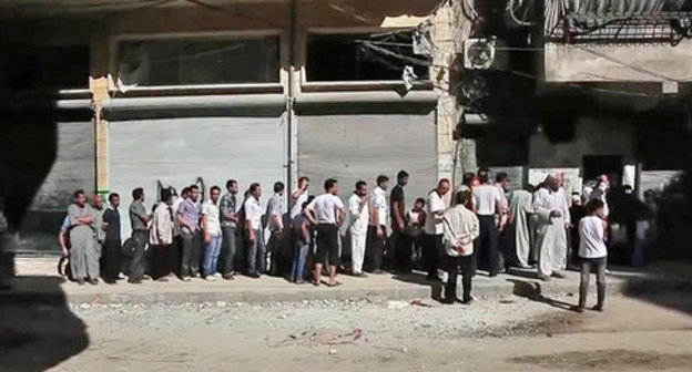 Aleppo residents standing in bread line. Syria. Photo: Voice of America News https://ru.wikipedia.org Aleppo residents standing in bread line. Syria. Photo: Voice of America News https://ru.wikipedia.org