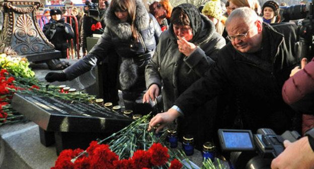 Volgograd, December 29, 2014. Relatives and friends of the victims of the terror act lay flowers. Photo by Tatyana Filimonova for the "Caucasian Knot" Volgograd, December 29, 2014. Relatives and friends of the victims of the terror act lay flowers. Photo by Tatyana Filimonova for the "Caucasian Knot"