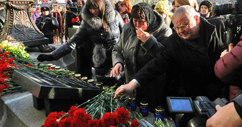 Volgograd, December 29, 2014. Relatives and friends of the victims of the terror act lay flowers. Photo by Tatyana Filimonova for the "Caucasian Knot" Volgograd, December 29, 2014. Relatives and friends of the victims of the terror act lay flowers. Photo by Tatyana Filimonova for the "Caucasian Knot"