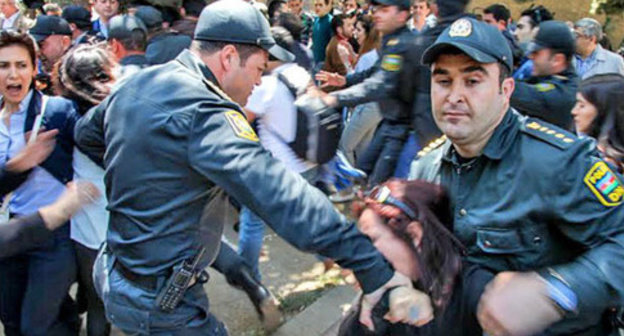 Detention of the activists by the policemen. Baku, May 6, 2014. Photo by Aziz Karimov for the "Caucasian Knot" Detention of the activists by the policemen. Baku, May 6, 2014. Photo by Aziz Karimov for the "Caucasian Knot"