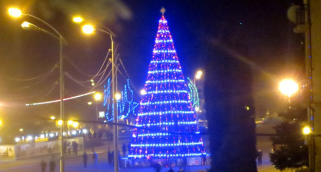 New Year tree in the Central Square of Stepanakert. Nagorno-Karabakh. Photo by Alvard Grigoryan for the "Caucasian Knot" New Year tree in the Central Square of Stepanakert. Nagorno-Karabakh. Photo by Alvard Grigoryan for the "Caucasian Knot"