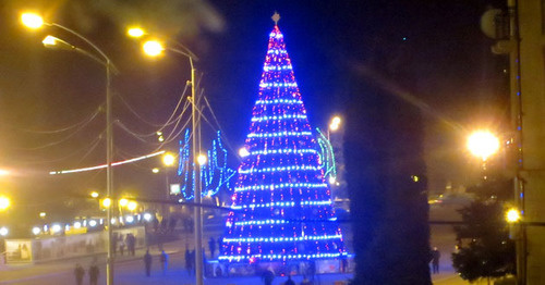 New Year tree in the Central Square of Stepanakert. Nagorno-Karabakh. Photo by Alvard Grigoryan for the "Caucasian Knot" New Year tree in the Central Square of Stepanakert. Nagorno-Karabakh. Photo by Alvard Grigoryan for the "Caucasian Knot"