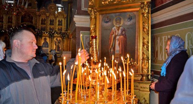 Believers in the Catherdral of Archangel Michael in Sochi. Photo by Svetlana Kravchenko for the ‘Caucasian Knot’. Believers in the Catherdral of Archangel Michael in Sochi. Photo by Svetlana Kravchenko for the ‘Caucasian Knot’.