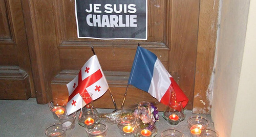 Flags of Georgia and France, candles - in memory of terror act victims. Photo by Edita Badasyan for the ‘Caucasian Knot’. Flags of Georgia and France, candles - in memory of terror act victims. Photo by Edita Badasyan for the ‘Caucasian Knot’.