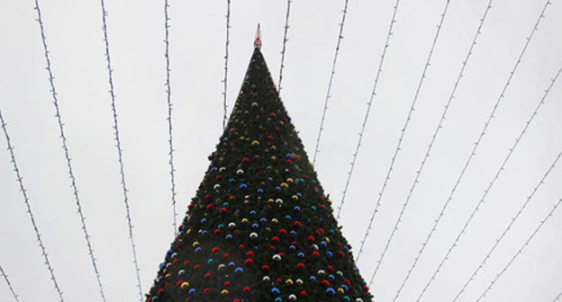 Christmas tree in Grozny. Photo by Akhmed Aldebrov for the ‘Caucasian Knot’. Christmas tree in Grozny. Photo by Akhmed Aldebrov for the ‘Caucasian Knot’.