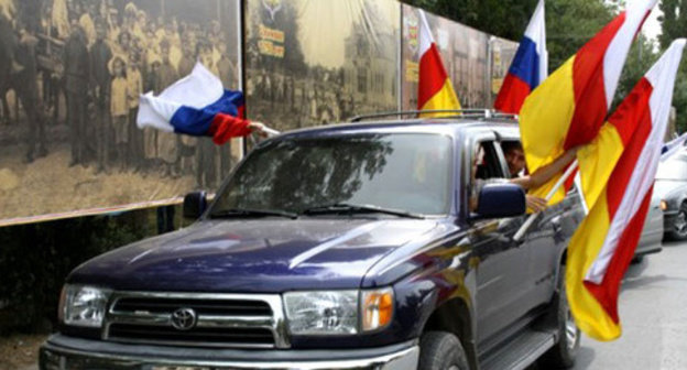 Flags of South Ossetia and Russia. Photo: http://osinform.ru/ Flags of South Ossetia and Russia. Photo: http://osinform.ru/
