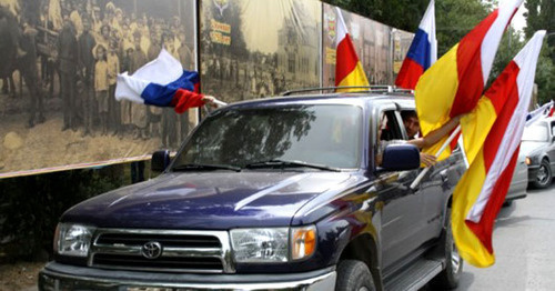 Flags of South Ossetia and Russia. Photo: http://osinform.ru/ Flags of South Ossetia and Russia. Photo: http://osinform.ru/