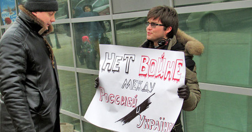 Boris Stikhin holding solo picket against war in Ukraine, Volgograd, January 19, 2015. Photo by Vyacheslav Yaschenko for the ‘Caucasian Knot’. Boris Stikhin holding solo picket against war in Ukraine, Volgograd, January 19, 2015. Photo by Vyacheslav Yaschenko for the ‘Caucasian Knot’.
