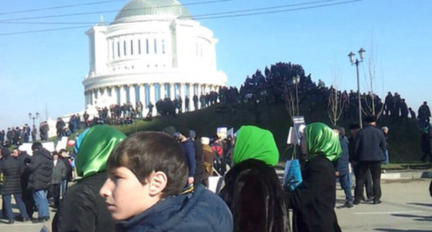 Protesters against caricatures on Muhammad. Photo by Akhmed Aldebirov for the ‘Caucasian Knot’. Protesters against caricatures on Muhammad. Photo by Akhmed Aldebirov for the ‘Caucasian Knot’.