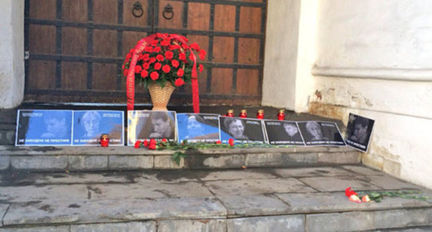 Flowers left at the site of murder of the lawyer Stanislav Markelov and the journalist of "Novaya Gazeta" Anastasia Baburova, Moscow, January 19, 2015. Photo by Yulia Buslavskaya for the ‘Caucasian Knot’. Flowers left at the site of murder of the lawyer Stanislav Markelov and the journalist of "Novaya Gazeta" Anastasia Baburova, Moscow, January 19, 2015. Photo by Yulia Buslavskaya for the ‘Caucasian Knot’.