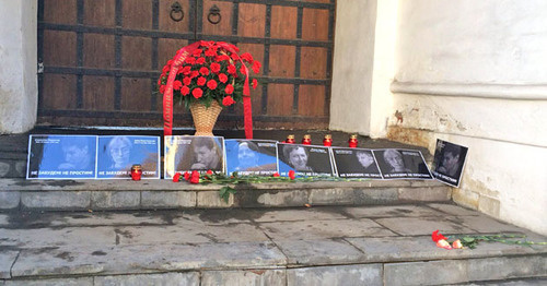 Flowers left at the site of murder of the lawyer Stanislav Markelov and the journalist of "Novaya Gazeta" Anastasia Baburova, Moscow, January 19, 2015. Photo by Yulia Buslavskaya for the ‘Caucasian Knot’. Flowers left at the site of murder of the lawyer Stanislav Markelov and the journalist of "Novaya Gazeta" Anastasia Baburova, Moscow, January 19, 2015. Photo by Yulia Buslavskaya for the ‘Caucasian Knot’.