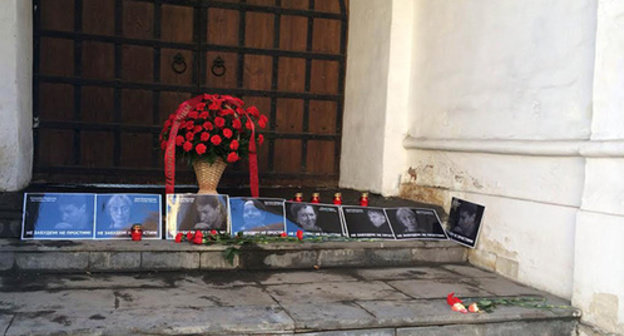 Flowers left at the site of the murder of the lawyer Stanislav Markelov and the journalist of "Novaya Gazeta" Anastasia Baburova, Moscow, January 19, 2015. Photo by Yulia Buslavskaya for the ‘Caucasian Knot’. Flowers left at the site of the murder of the lawyer Stanislav Markelov and the journalist of "Novaya Gazeta" Anastasia Baburova, Moscow, January 19, 2015. Photo by Yulia Buslavskaya for the ‘Caucasian Knot’.