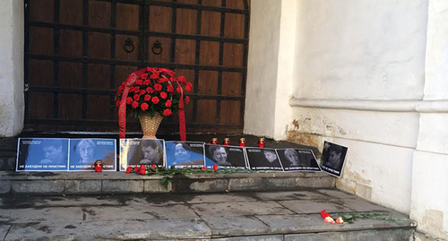 Flowers left at the site of the murder of the lawyer Stanislav Markelov and the journalist of "Novaya Gazeta" Anastasia Baburova, Moscow, January 19, 2015. Photo by Yulia Buslavskaya for the ‘Caucasian Knot’. Flowers left at the site of the murder of the lawyer Stanislav Markelov and the journalist of "Novaya Gazeta" Anastasia Baburova, Moscow, January 19, 2015. Photo by Yulia Buslavskaya for the ‘Caucasian Knot’.