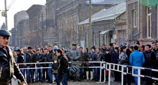 People stay in line to say farewell to Sergey Avetisyan, Gyumri, January 20, 2015. Photo by Narek Tumasyan for the ‘Caucasian Knot’. People stay in line to say farewell to Sergey Avetisyan, Gyumri, January 20, 2015. Photo by Narek Tumasyan for the ‘Caucasian Knot’.