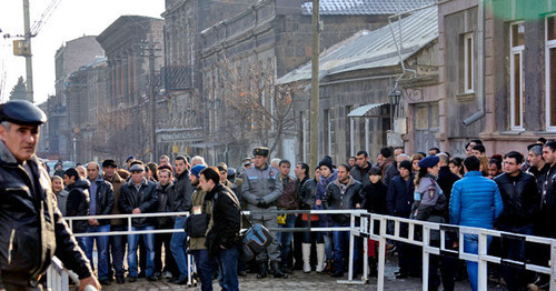 People stay in line to say farewell to Sergey Avetisyan, Gyumri, January 20, 2015. Photo by Narek Tumasyan for the ‘Caucasian Knot’. People stay in line to say farewell to Sergey Avetisyan, Gyumri, January 20, 2015. Photo by Narek Tumasyan for the ‘Caucasian Knot’.