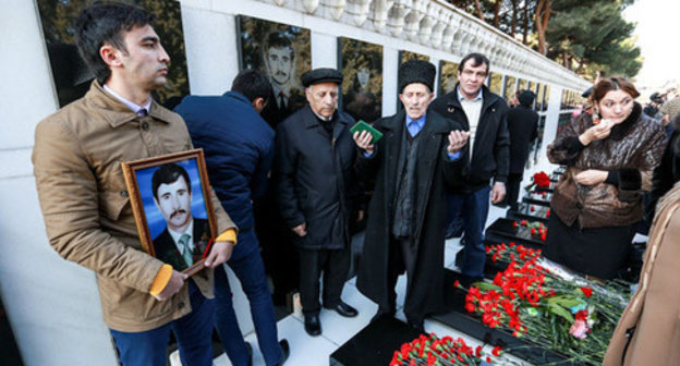 Residents of Azerbaijan commemorate victims of "Black January". Baku, January 20, 2015. Photo by Aziz Karimov for the ‘Caucasian Knot’. Residents of Azerbaijan commemorate victims of "Black January". Baku, January 20, 2015. Photo by Aziz Karimov for the ‘Caucasian Knot’.